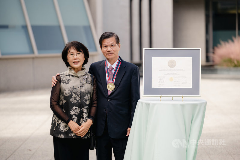威爾許基金會4日特地赴翁啟惠服務的研究機構斯克里普斯研究所(Scripps)頒發金質獎章與獎狀,生策會會長翁啟惠(右)與夫人共同領取該榮譽。(翁啟惠提供)中央社記者韓婷婷傳真 110年11月4日