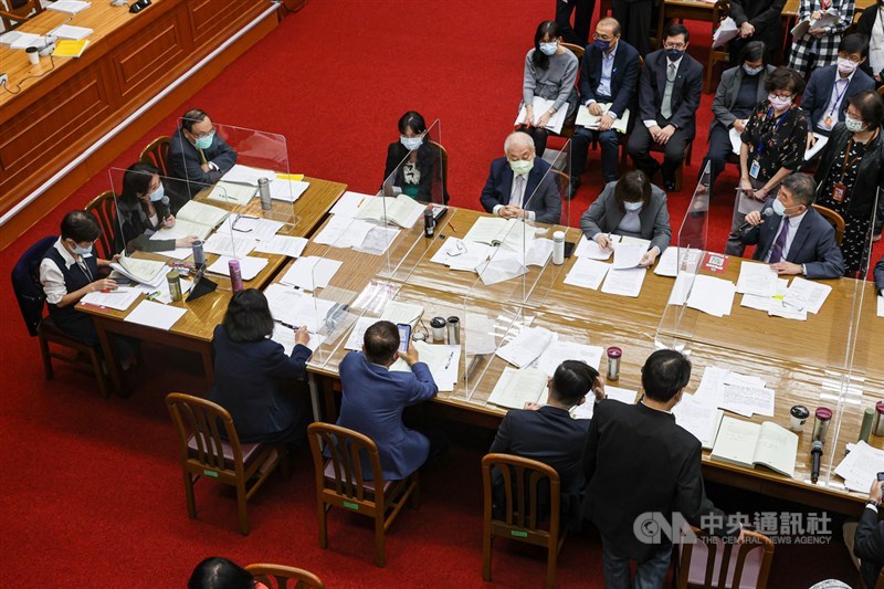 立法院財政委員會4日審查「中央政府嚴重特殊傳染性肺炎防治及紓困振興特別預算第4次追加預算案」,衛福部長陳時中(中排右)列席。中央社記者鄭清元攝 110年11月4日