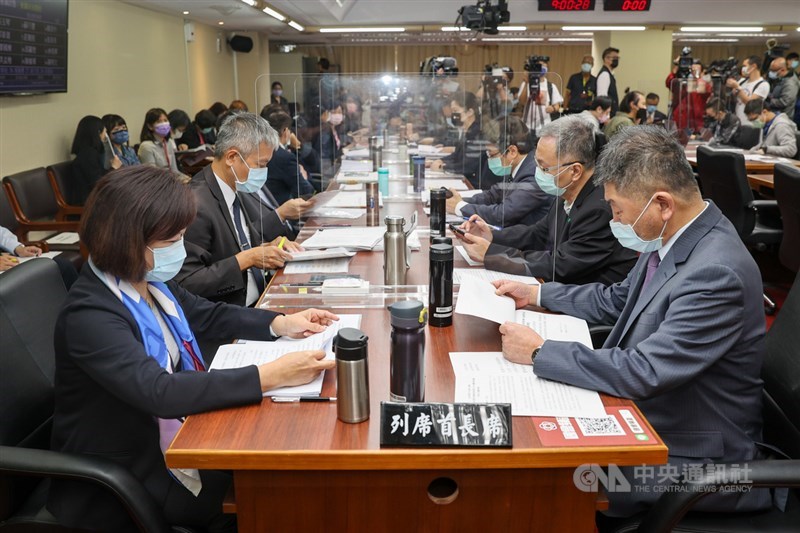 立法院社福及衛環委員會4日邀請勞動部長許銘春(前左)、衛生福利部長陳時中(前右)列席,針對「勞動部擬開放移工入境相關防疫規劃準備工作,以及我國現階段產業缺工狀況及改善計畫」進行專題報告並備質詢。中央社記者鄭清元攝 110年11月4日