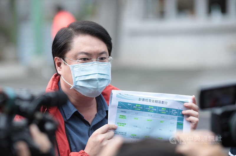 基隆捷運爭議風波不斷,台北市長柯文哲4日再爆基隆市長林右昌(圖)曾要求將會議紀錄一段內容刪掉。林右昌下午受訪表示,請柯文哲停止抹黑,不要一直誤導、說謊。中央社記者王朝鈺攝 110年11月4日