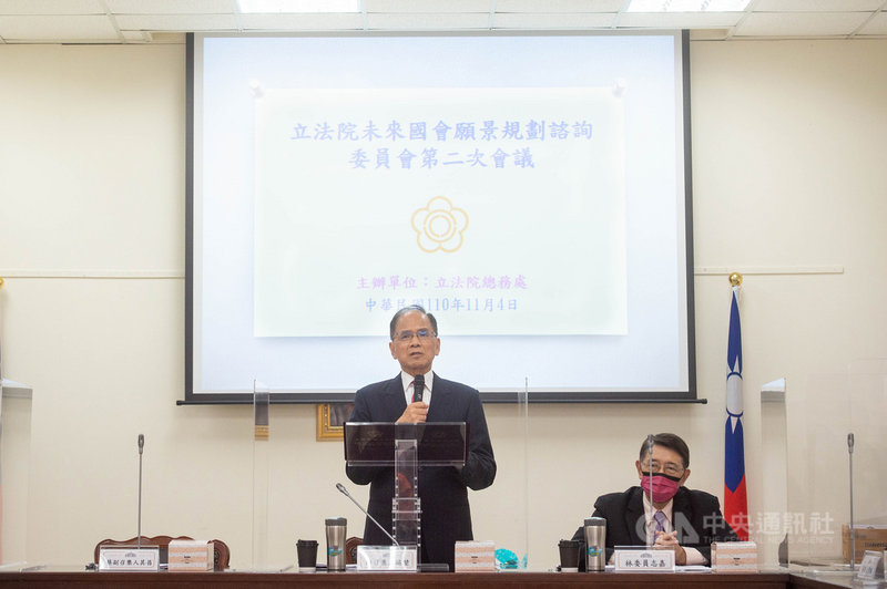 立法院長游錫堃(左)4日表示,國會遷建目前已累積7個提案,他對遷建地點沒有預設立場,但盼任內確定,交給下任院長推動。(立法院提供)中央社記者林育瑄傳真 110年11月4日