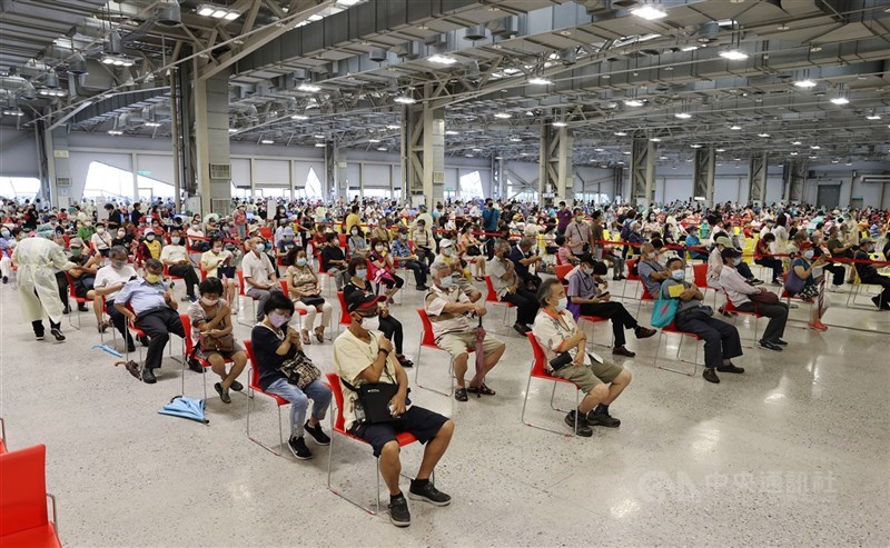 世衛的目標是在2022年底前讓全球7成人口打過疫苗。圖為花博接種站內長者接種情形。(中央社檔案照片)