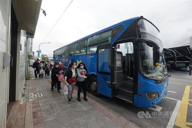 交通部長王國材4日表示，如果油價達到客運票價調整標準，將採補貼票價方式，凍漲客運票價。圖為清明連假民眾搭乘客運北返。（中央社檔案照片）