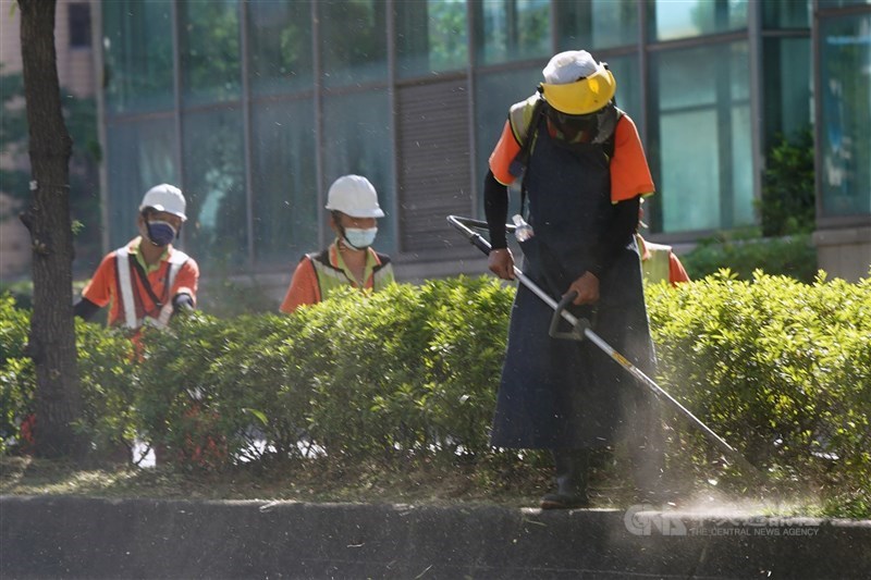 行政院會4日通過基本工資調漲配套方案，條件為今年9、10月營收較去年同期衰退2成，將補貼雇主，全職員工及部分工時員工。圖為街頭勞工工作情形。（中央社檔案照片）