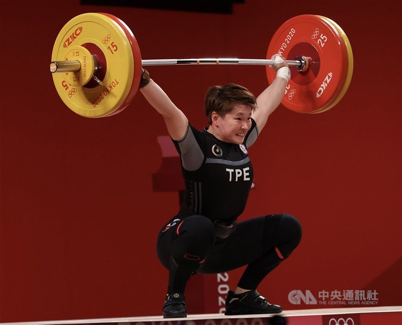 圖為舉重女將陳玟卉7月在東京奧運出賽,最後奪下女子64公斤級銅牌。(中央社檔案照片)