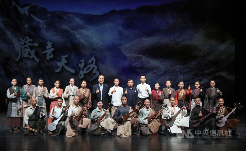 優人神鼓劇團全新創作「藏音天路」5、6日將在在國父紀念館演出,4日舉行彩排記者會,文化部次長李連權(後右7)、優人神鼓藝術總監黃誌群(後右8)與演出團隊合影。中央社記者張新偉攝 110年11月4日