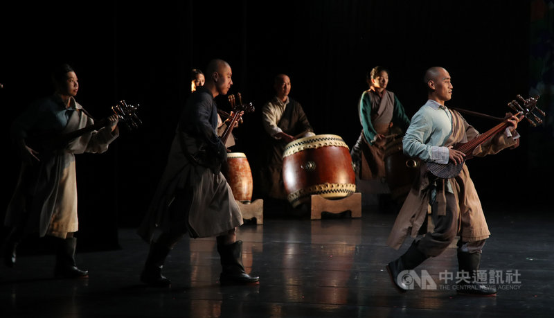 優人神鼓全新創作「藏音天路」5、6日將於台北國父紀念館演出,4日舉行彩排記者會揭露精彩片段,盼透過藝術演出帶領大眾感受西藏文化的多元魅力。中央社記者張新偉攝 110年11月4日