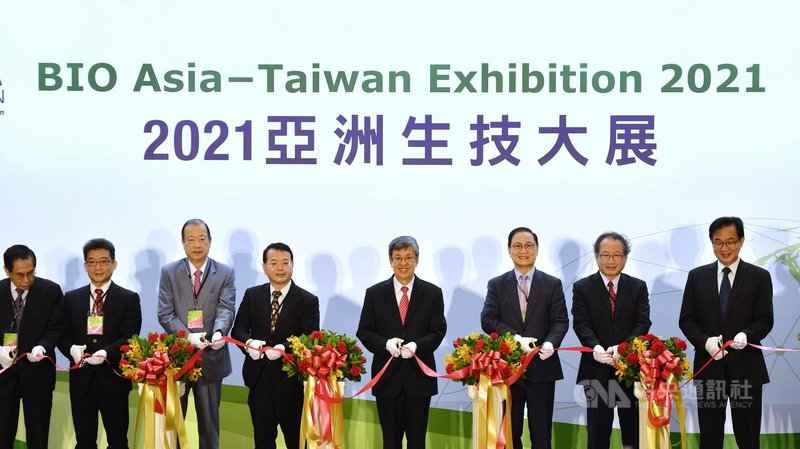 2021亞洲生技大展4日在台北南港展覽館2館舉行,共有超過13國、650家廠商參展,前副總統陳建仁(右4)出席為開幕剪綵。中央社記者王飛華攝 110年11月4日