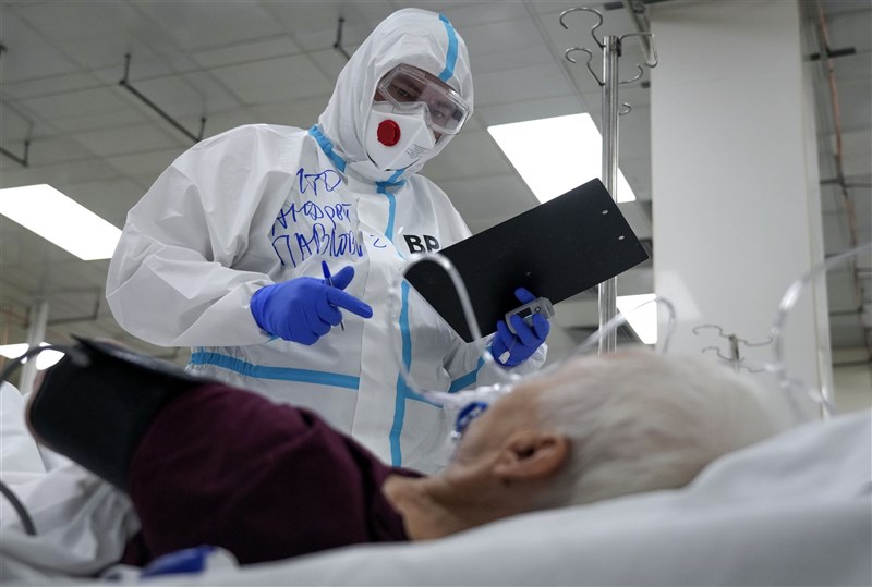 俄羅斯COVID-19專案小組13日通報,過去一天染疫死亡人數達1241人,比10日剛寫下的最高紀錄還多了2人。圖為3日染疫病患在莫斯科醫院接受治療。(安納杜魯新聞社)