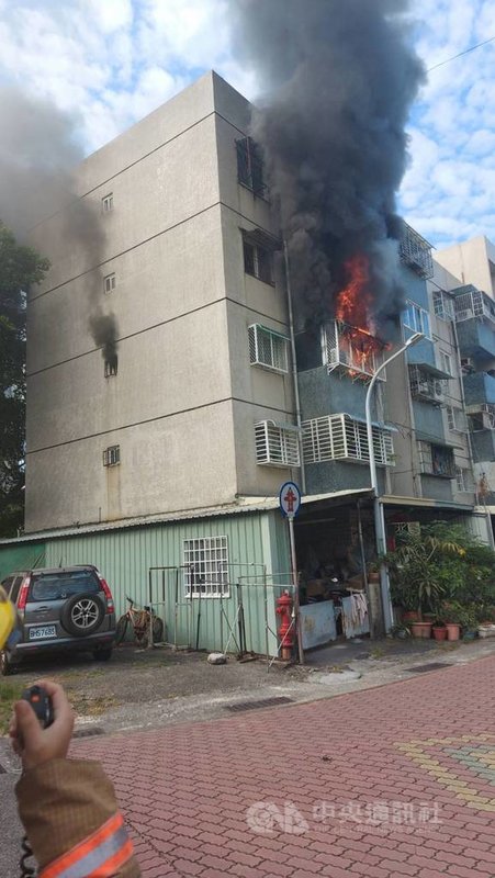 台南市南區一棟公寓4日上午發生火警,濃煙從3樓竄出,消防人員獲報趕往灌救,從4樓救出一名住戶,無人傷亡。(台南市消防局提供)中央社記者張榮祥台南傳真 110年11月4日