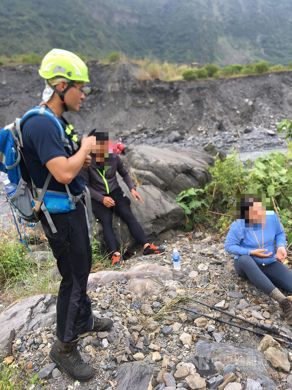 屏東縣政府文化資產保護所員工前往舊好茶勘查石板屋時,在山路遭蜂螫,傷口腫痛,且其中1名女員工恐引發過敏性休克,消防局獲報申請空勤直升機協助將2人吊掛下山就醫。(屏東縣消防局提供)中央社記者郭芷瑄傳真 110年11月4日