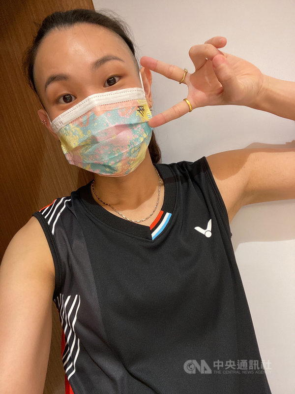 世界羽球球后戴資穎先前與口罩國家隊廠商合推聯名口罩,與球迷並肩防疫,並決定每賣出1片口罩,雙方即共同捐出新台幣1元給公益團體,4日共捐出17萬5540元給勵馨基金會。(康那香提供)中央社記者黃巧雯傳真 110年11月4日