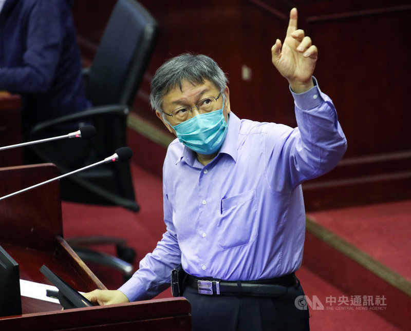 台北市長柯文哲4日在台北市議會表示,針對大巨蛋案,會堅持重新訂定相關契約前不核發使用執照,會計師事務所11月底提供期末報告後,將與遠雄公司協商超額利潤、權利金等內容。中央社記者張新偉攝 110年11月4日