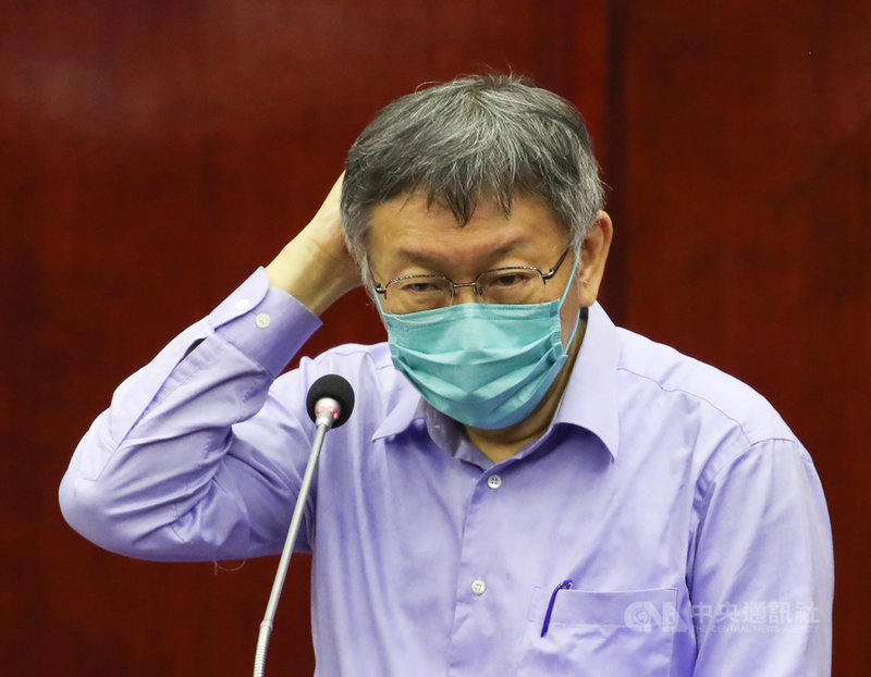 台北市議會國民黨團提出敬老金自治條例被暫時擱置,國民黨擬採表決審議自治條例,市長柯文哲4日到議會備詢時表示,如果議會通過,將會提出覆議。中央社記者張新偉攝 110年11月4日