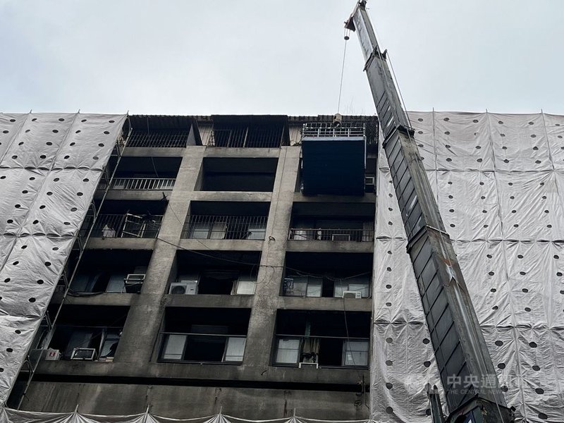 高雄城中城大火受災戶開始陸續搬離,市府社會局5日協助受災民眾,動用吊車將住戶的個人生活用品搬至新住處。(高雄市政府提供)中央社記者曾以寧傳真 110年11月5日