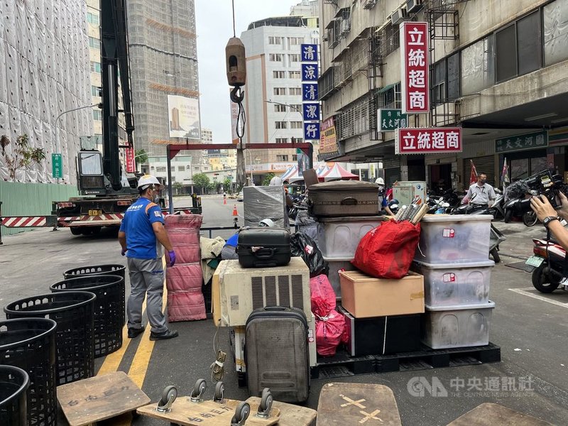 高雄城中城大火受災戶開始陸續搬離,社會局表示,5日上午由社工、員警陪同受災民眾上樓,把一箱箱個人用品堆疊在推車上,搬下樓後送至受災民眾安頓的租屋或依親處。(高雄市政府提供)中央社記者曾以寧傳真 110年11月5日
