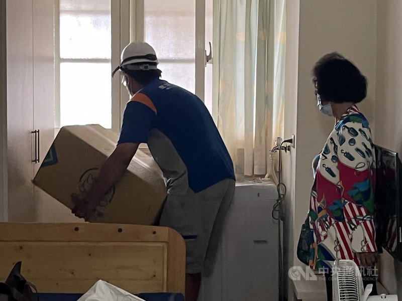高雄城中城住戶在火災後經短暫安置,社會局5日啟動第1梯次受災戶搬家作業,協助10名受災戶取出生活用品。(高雄市政府提供)中央社記者曾以寧傳真 110年11月5日
