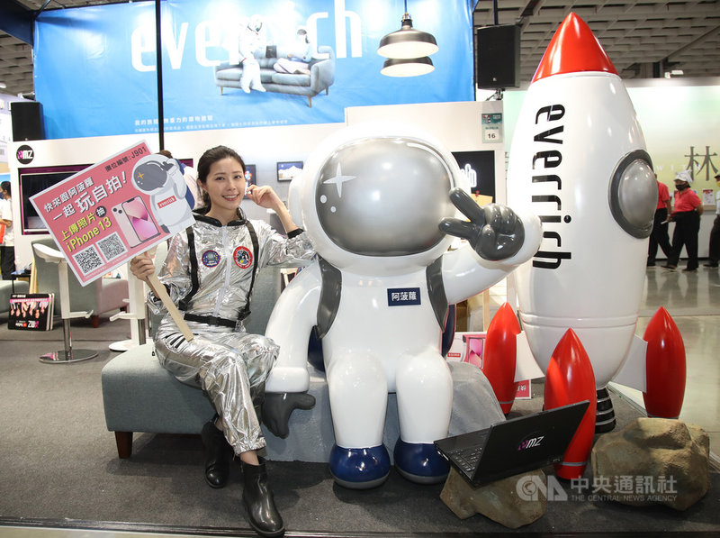 2021 ITF台北國際旅展5日起一連4天展開,共有30多個政府單位和30個國家地區參展,其中昇恆昌主題館特別打造太空風格,歡迎民眾拍照打卡。中央社記者張新偉攝 110年11月5日