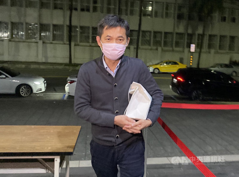 檢調獲報,中山醫院前院長李偉政、現任副院長李世明(圖)等疑涉嫌勾結旅行社,讓中國籍人士假借健檢到台灣。北檢4日約談李偉政、李世明等5人,檢察官複訊後,5日諭令李偉政、李世明各新台幣200萬元交保。中央社 110年11月5日