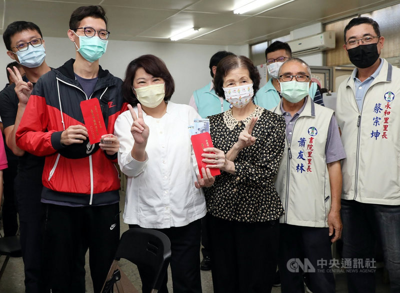 嘉義市政府10月底普發現金新台幣2000元振興消費金,5日起第2階段發放,市長黃敏惠(前左2)帶著媽媽(前右3)到聯合里辦公處領取,也提醒市民把握機會趕快領,並呼籲在地消費。中央社記者黃國芳攝 110年11月5日