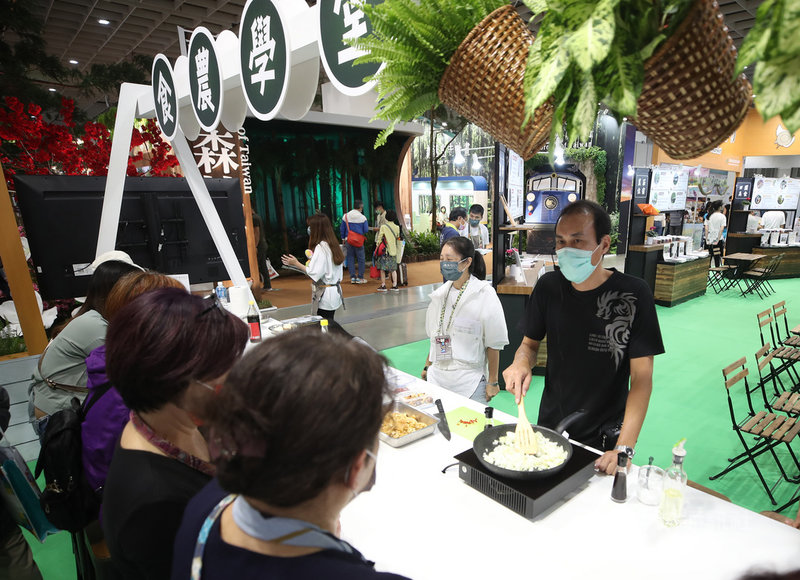 2021 ITF台北國際旅展5日起在台北南港展覽館盛大登場,農委會展區特別舉辦「食農學堂」,現場做菜與參觀民眾互動。中央社記者張新偉攝 110年11月5日