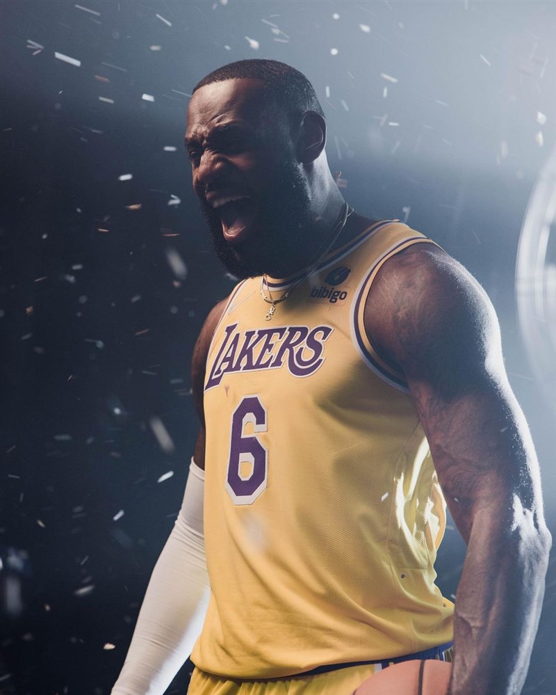 NBA洛杉磯湖人隊球星詹姆斯因腹部拉傷傳將休兵1週。(圖取自instagram.com/kingjames)