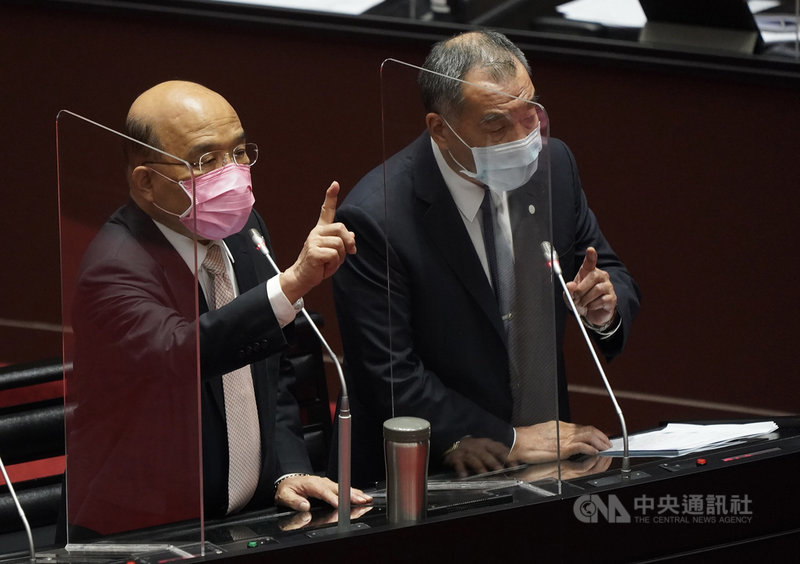 美國國防部中國軍力報告指共軍目標是2027年迫使台灣談判,國防部長邱國正(右)5日在立法院表示,中共不能以非和平方式「逼我們去做任何事」,國軍會用生命捍衛國家。左為行政院長蘇貞昌。中央社記者徐肇昌攝 110年11月5日