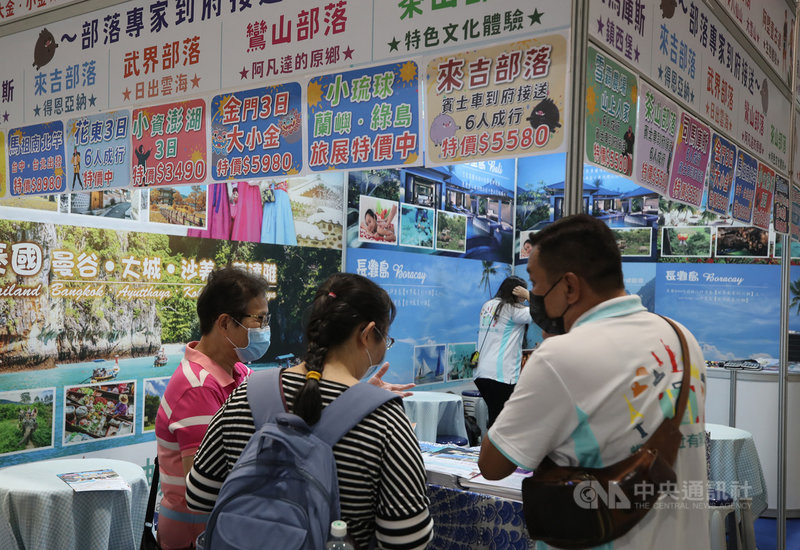 2021 ITF台北國際旅展5日在台北南港展覽館正式登場,疫情趨緩也讓國旅市場備受看好,旅展首日即有不少民眾到場尋找各式旅遊好康。中央社記者張新偉攝 110年11月5日