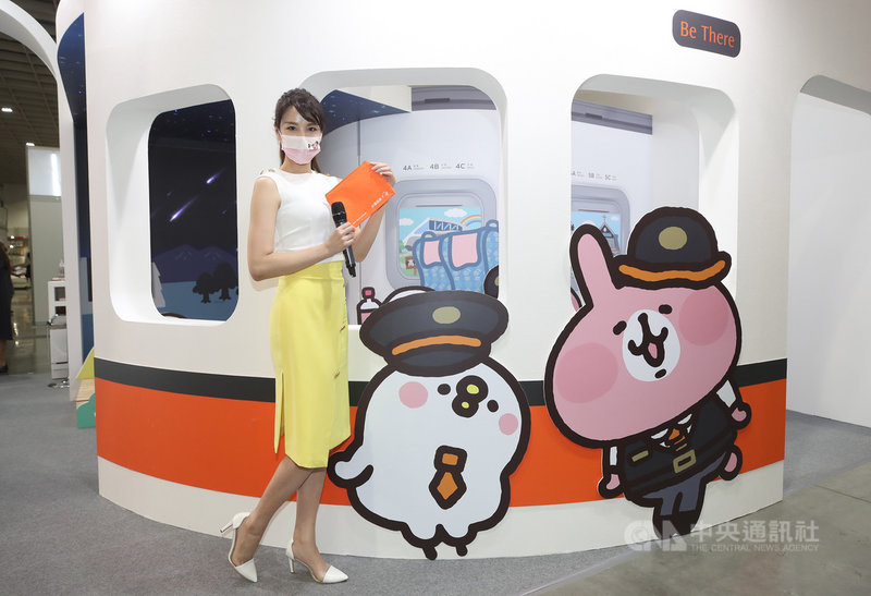 2021 ITF台北國際旅展5日在台北南港展覽館登場,台灣高鐵主題館打造車廂造型,民眾還可以與知名動漫人物角色合影留念。中央社記者張新偉攝 110年11月5日