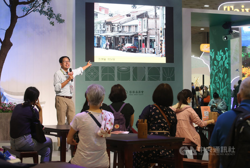 2021 ITF台北國際旅展5日熱鬧登場,客委會主題館邀請作家劉克襄(立者)以「搭巴士遊客庄」為題,與民眾分享旅遊體驗。中央社記者張新偉攝 110年11月5日