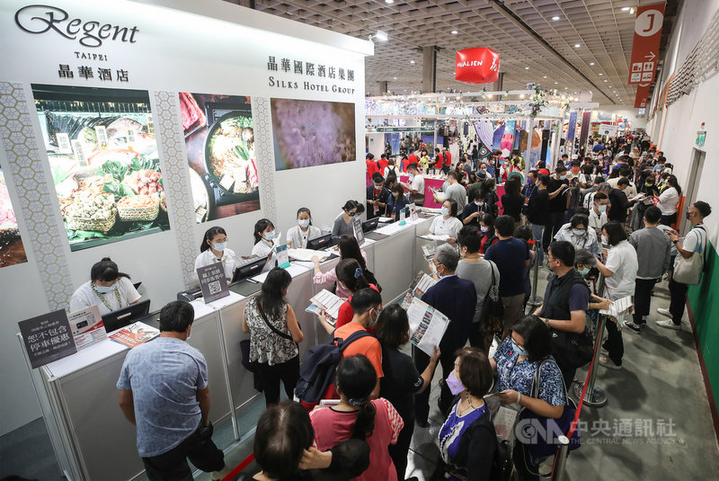 2021 ITF台北國際旅展5日起至8日在台北南港展覽館熱鬧登場,看好國旅市場復甦趨勢,各家業者紛推優惠,吸引許多民眾到場參觀、購買飯店優惠餐券等產品。中央社記者張新偉攝 110年11月5日