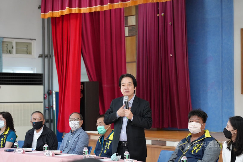 副總統賴清德(右3)5日上午到核四所在地貢寮出席漁民福利與漁業發展座談會時表示,重啟核四不安全,也對不起在地鄉親。公民投票是主權在民,不能隨便,一定要慎重,12月18日一定要去投不同意票。中央社記者沈佩瑤攝 110年11月5日