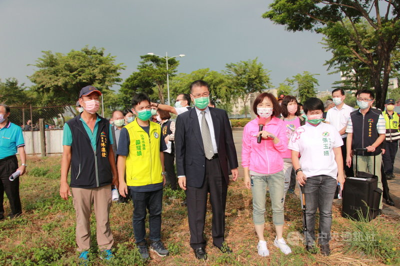 內政部長徐國勇（前中）5日到台中訪視太平區聯合行政中心興建基地，並聽取工程簡報了解規劃進度。中央社記者蘇木春攝  110年11月5日