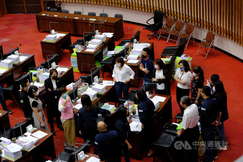 高雄市議會5日下午進行「檢討城中城大樓火災事故暨危老建築公安問題」專案報告,國民黨籍議員籲市長陳其邁停職調查,民進黨團則指藍營議員4日擾亂秩序,雙方一度脣槍舌戰,導致議事停擺。中央社記者洪學廣攝 110年11月5日
