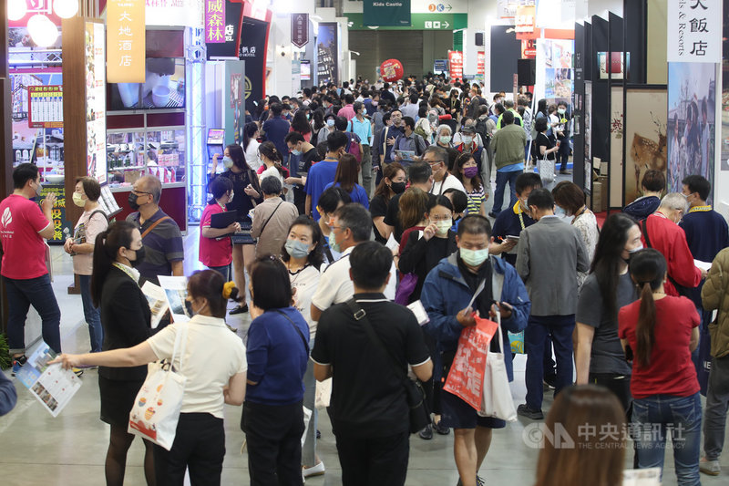 2021台北國際旅展從自5日起一連4天在南港展覽館舉行,今年以「加倍奉還,力挺觀光」為主題,共有30多個政府單位和30個國家或地區共同參展,第一天就吸引許多民眾到場參觀。中央社記者張新偉攝 110年11月5日