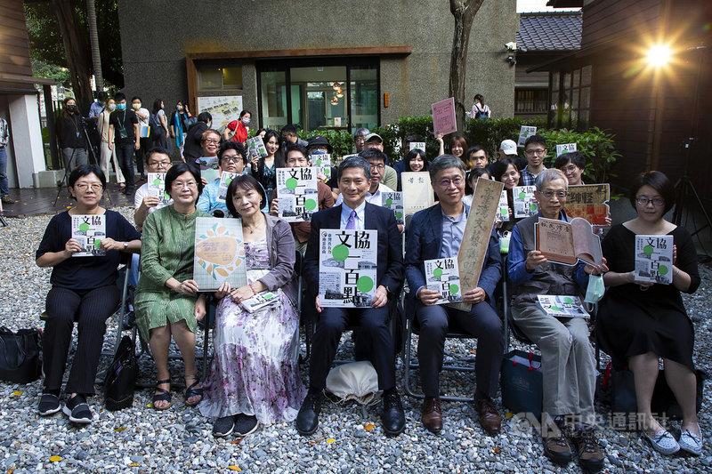 國立台灣文學館策畫專書「文協一百點:台灣真有力地景指南」,精選100個與台灣文化協會相關景點及故事,5日舉行新書發表會,文化部長李永得(前左4)、東華大學華文文學系教授楊翠(前左3)等人出席。(文化部提供)中央社記者邱祖胤傳真 110年11月5日