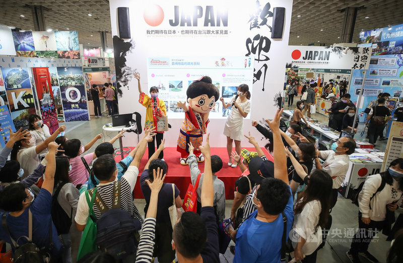 2021 ITF台北國際旅展5日起至8日在台北南港展覽館登場,日本館攤位活動不斷,吸引不少民眾駐足參與,和主持人互動。中央社記者張新偉攝 110年11月5日