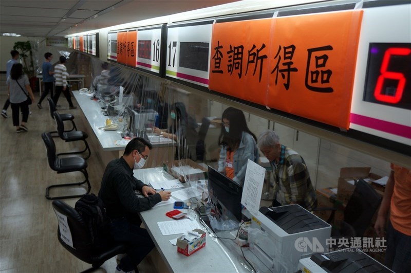 2023年申報2022年所得時,綜所稅免稅額、標準扣除額、薪資扣除額都將調升。(中央社檔案照片)