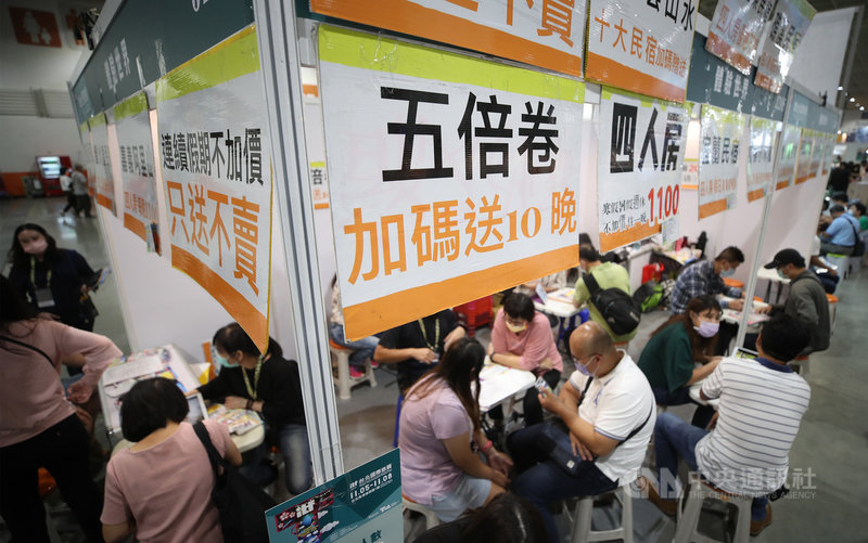 2021 ITF台北國際旅展5日起至8日在台北南港展覽館登場,首日即有不少民眾到場找優惠,也有廠商祭出五倍券加碼方案吸人氣。中央社記者張新偉攝 110年11月5日
