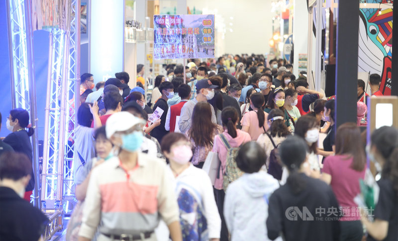 國內疫情穩定趨緩,國旅市場備受看好,2021台北國際旅展5日起在南港展覽館盛大開幕,今年以「加倍奉還,力挺觀光」為主題,吸引許多民眾到場逛展。中央社記者張新偉攝 110年11月5日