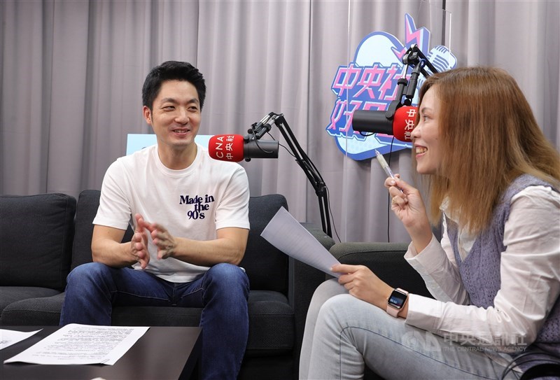 立委蔣萬安(左)受邀擔任中央社Podcast節目「空中小客廳」嘉賓,建議未來有出國留學打算的大學生,除了基本的英文聽說讀寫外,現在就可以跨科系選課,不要只專注在單一領域中。中央社記者謝佳璋攝 110年11月5日