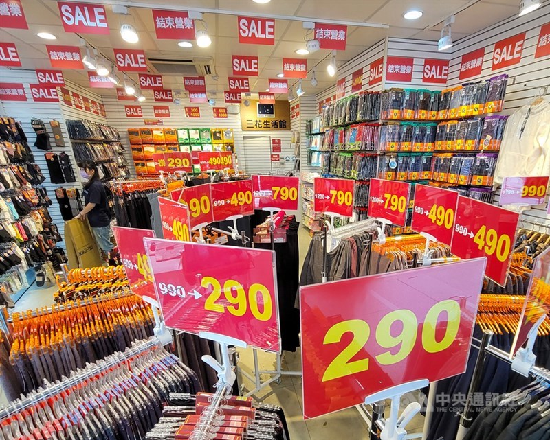 主計總處5日發布10月消費者物價指數(CPI)年增率為2.58%,雖然較9月略降,但仍是相當高的水準。圖為市區商家一景。中央社記者鄭清元攝 110年11月5日