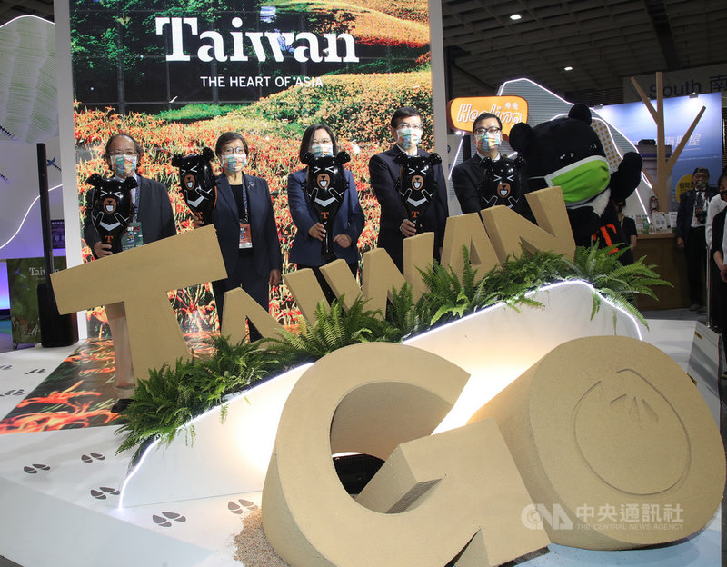 總統蔡英文(中)5日在南港展覽館出席台北國際旅展開幕儀式,接著前往觀光局攤位參觀。中央社記者張新偉攝 110年11月5日