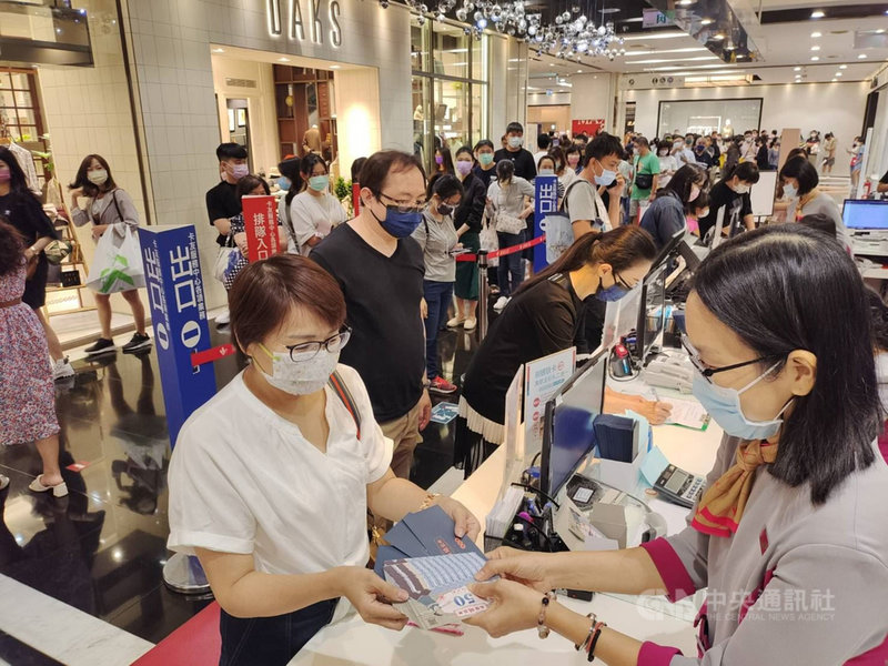 高雄市政府針對百貨業規劃使用紙本振興五倍券單日消費滿5000元,可兌換1000元高雄券,引發購物潮。(高雄市經發局提供)中央社記者蔡孟妤傳真 110年11月6日