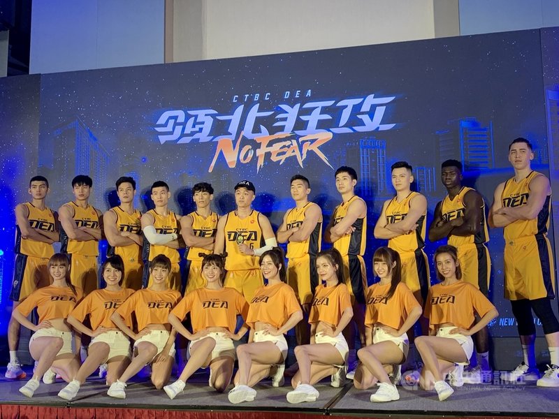 台灣運彩X T1聯盟的中信特攻6日舉辦誓師大會,球員全員出席,首任總教練李逸驊點出新球季目標,就是希望能奪得總冠軍。中央社記者龍柏安攝 110年11月6日