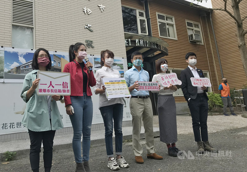 台北市動物之家改建案遲未動工,無黨籍台北市議員黃郁芬(左起)、林亮君、民進黨籍許淑華、無黨籍邱威傑、林穎孟、社民黨苗博雅6日舉行記者會,呼籲北市府立即啟動興建流程,動物之家應原址改建。中央社記者劉建邦攝 110年11月6日