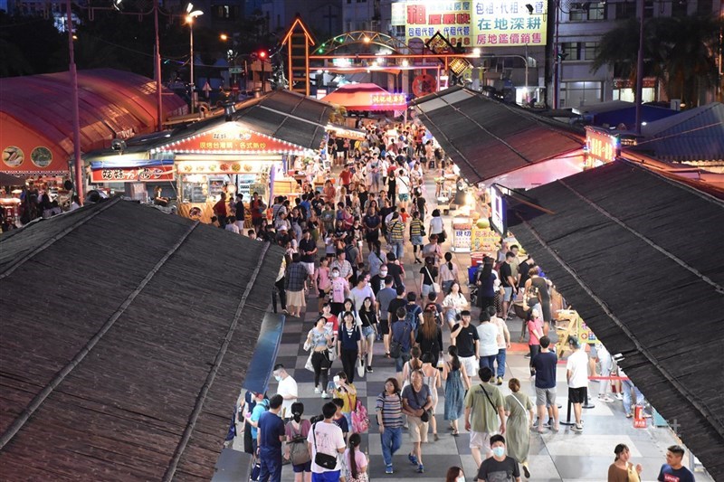 國內疫情趨緩,國旅市場回溫,有飯店明年春節期間已訂滿。圖為東大門夜市。(中央社檔案照片)