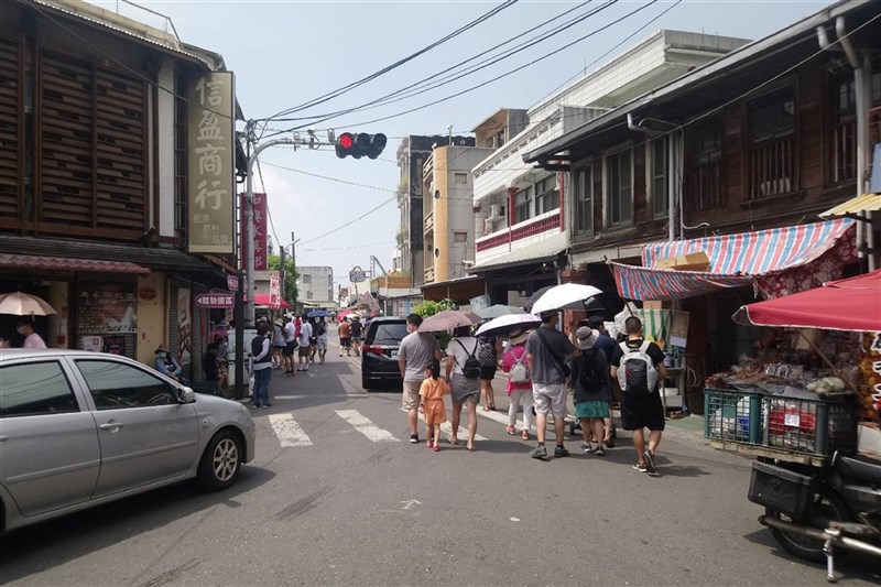 台南市多處景點在中秋連假湧現出遊人潮,後壁區菁寮老街因電視劇俗女養成記熱播,吸引不少遊客。(台南市白河警分局提供)