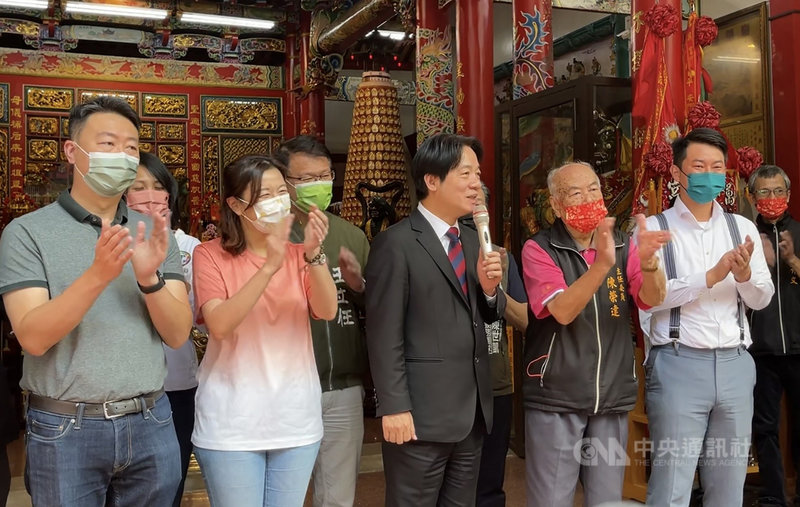 副總統賴清德(前左3)6日到台中市大肚區廟宇參拜,並為獲民進黨徵召參選台中市第2選區立委補選的林靜儀(前左2)造勢,前台灣基進黨立委陳柏惟(前右)也到場力挺。中央社記者郝雪卿攝 110年11月6日