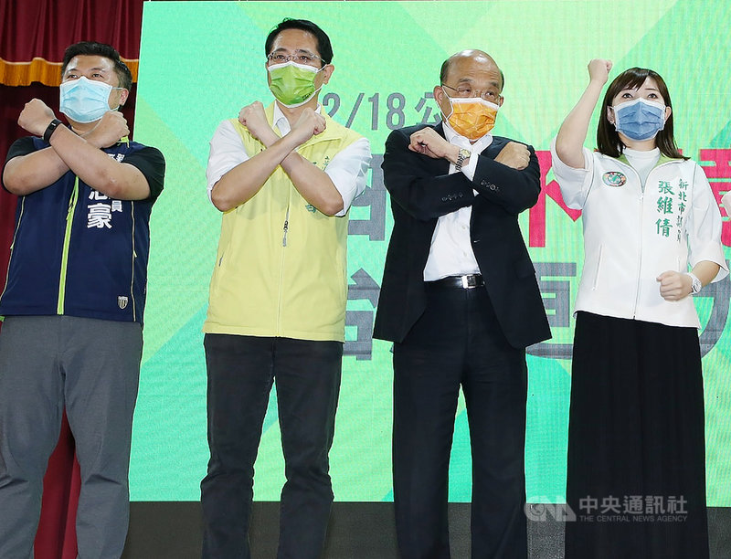 行政院長蘇貞昌(右2)7日下午到新北市中和市民活動中心,出席民進黨立委江永昌(左2)主辦的「四個不同意 台灣更有力」公投說明會,與江永昌及黨籍新北市議員張志豪(左)、張維倩(右)一同比手勢、喊口號。中央社記者郭日曉攝 110年11月7日